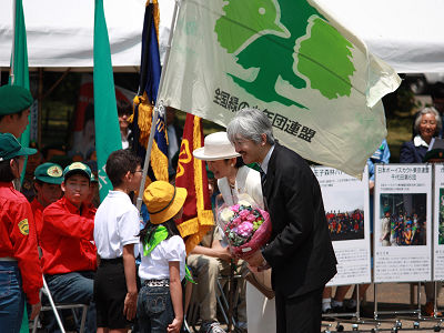 緑化運動推進へ「みどりの感謝祭」。秋篠宮ご夫妻に子どもたちから花束