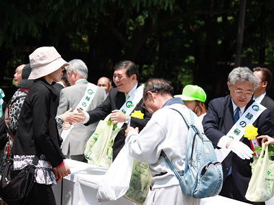 石破農水大臣らが苗木をプレゼント