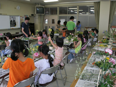 小学生がフラワーアレンジを体験。愛昭会の三役が先生として活躍