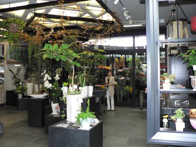 リニューアルしたサトウ花店の中之島本店。黒を基調にクラシカルな雰囲気