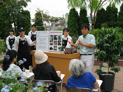 説明する御園智博店長