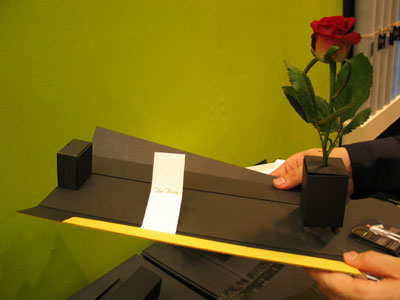 シモジマの「ザ　フローラ」。箱を開けると花が直立するギフト