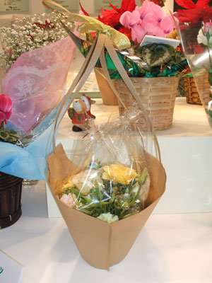 サニー産業は、花を傷めず取り出せる「イージーオープン三角袋」と、酸化還元作用のあるラッピッグ材「スパッシュMACA（マカ）」をメイン展示