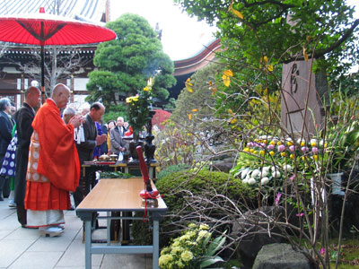 厳かに高幡不動尊での花供養