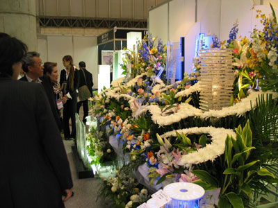 江戸川陶器製造は、LEDライトを使った祭壇演出の新提案や、リアルな質感で使い勝手良く工夫されたポリ素材のネオグリーンを紹介
