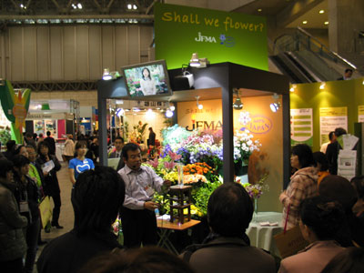 日本フローラルマーケティング協会、MPSジャパンは、花店をイメージしたディスプレーに、MPS参加の生産者の花を紹介。MPSを広くPR