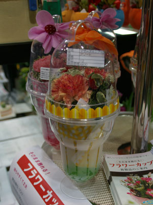 埼玉園芸市場がメーカーとコラボした商品「フラワーカップ」