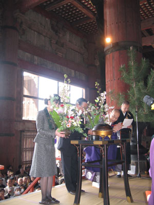 東大寺の法要で献花