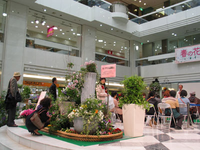 春の花々とクレマチス展。春の人気イベントとして定着