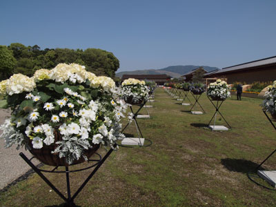 東院庭園広場のハンギングバスケット「花籠讃華」