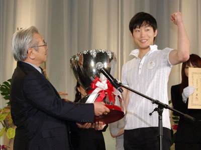 ジャパンカップ優勝の中井祐樹氏(右)、川並裕幸会長から栄光のトロフィー