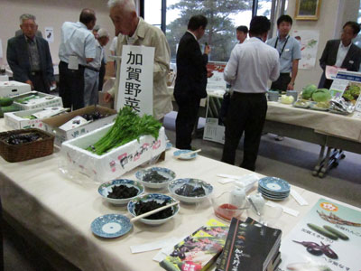 サカタのタネと加賀野菜の展示と試食も行なった