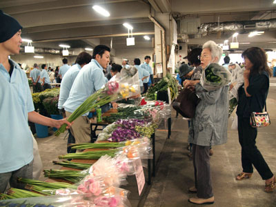 初の「松原花まつり」に多くの人出。熱気あふれる花の即売