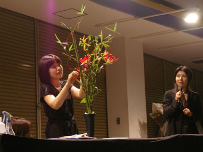 お正月の花を制作する平野博美NFD名誉本部講師