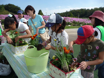 「COP10」のイベント会場で花育教室。子どもたちが花畑作りに挑戦