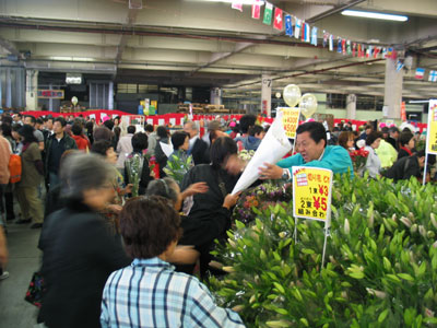 板橋市場オータムフェスティバルでは、花きの即売もおまつり盛り上げる