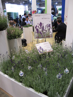 シンジェンタジャパンは、タネ・苗・培土・農薬・肥料等と多岐にわたる総合的な花きと緑化の企業であることをアピール