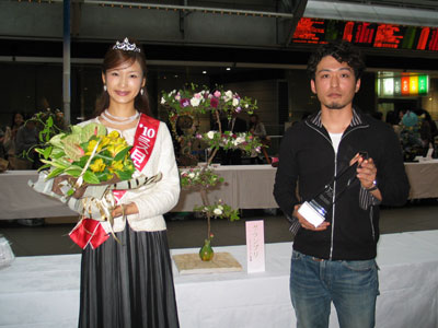グランプリに輝いた中野記美夫氏(右)と作品。ミス日本グランプリとともに