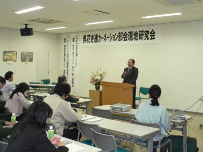 愛知県花き連カーネーション部会の研修会で講演する名港フラワーブリッジの井上稔社長