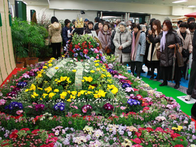 当番県・埼玉の特別展示。特産花きをふんだんに使って来場者を出迎え