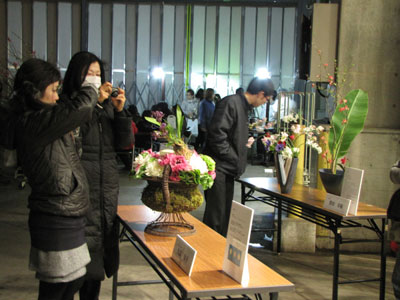 世田谷市場開場10周年記念のフラワーデモで制作された作品の展示