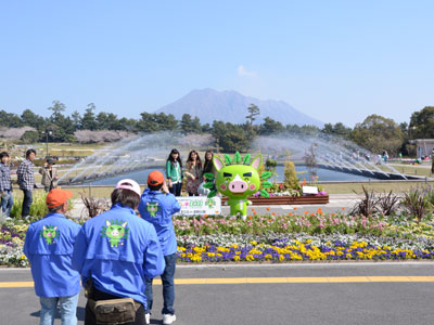 桜島を背景にマスコット「ぐりぶー」と記念写真