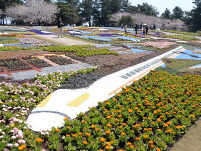 福岡、熊本、鹿児島の3県は大花壇で全線開業の九州新幹線を描く
