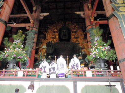 東大寺大仏殿での花まつりに花の大装飾を提供