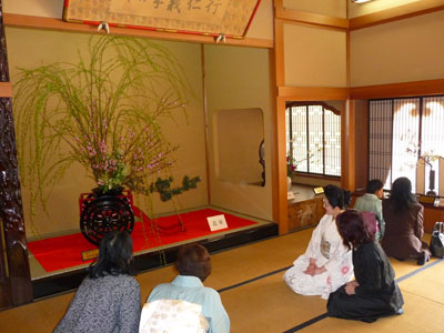 大広間を舞台に石田流伝統の花をいける。(左)は石田秀翠家元の大作