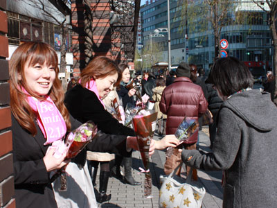 「フラワーバレンタイン」普及へ花束配布など各地で活発にイベント