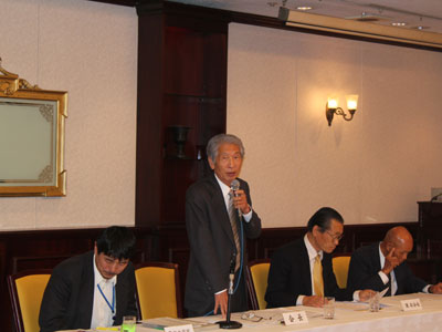 日本花き生産協会総会であいさつをする田島鉄弥会長