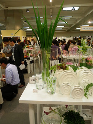 にぎわう松村工芸総合見本市。手前はサンドラリッチ社製の花器各種