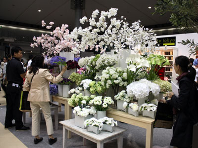 シモジマは造花と花器をテーブルなどとセット販売する事業を提案