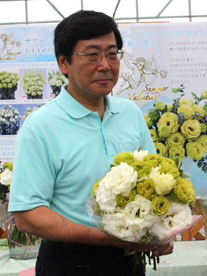 トルコギキョウ「サマーバレンタイン」展開をアピール。花束を手に坂田宏社長