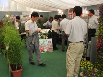 バラクラでフラワートライアルジャパン。昨年より多くの来場者でにぎわう。写真は赤塚植物園のブース