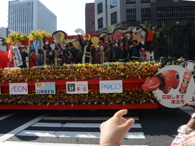 名古屋まつりのパレードで行進する「応援します東北号」。東北産の花も使って装花され、仙台と名古屋の武将隊が搭乗