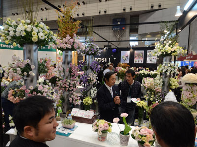 トルコギキョウパビリオンは、国内種苗メーカーと育種家の品種、産地の展示。出展は来年オランダで開催のフロリアードへの出陣式の意味合いも