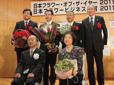 受賞者らが鹿野農水大臣夫人・充子さんと記念撮影