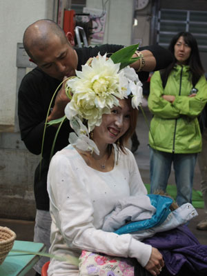 「江戸花藝」で花の魅力を広くアピール。生花による花飾りも紹介