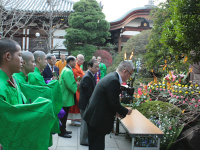 高幡不動尊の花供養で花塚への献花