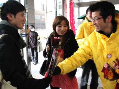 仙台市でフラワーバレンタインをアピールするため花束を配布