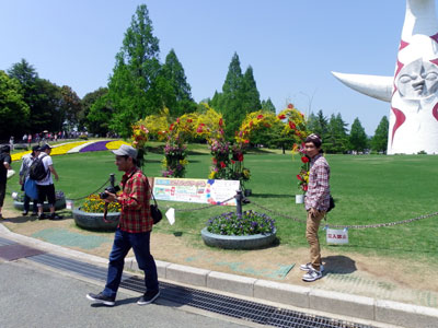 こどもと花のフェスティバルで太陽の塔の前のフラワーアーチ