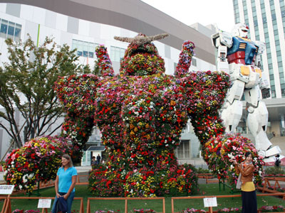 巨大なフラワーガンダムトピアリーも出現（ダイバーシティ東京）