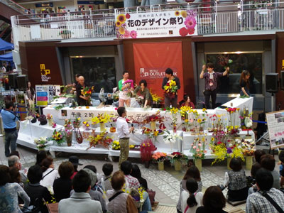 復興支援へチャリティー「花のデザイン祭り」。関西のデザイナーがデモ