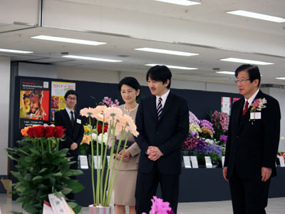 関東東海花の展覧会で川勝平太静岡県知事の案内で会場をご覧になる秋篠宮ご夫妻