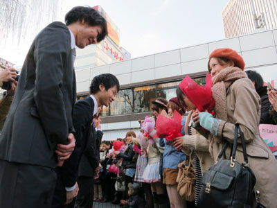 銀座・数寄屋橋公園では男性から女性への花贈りのストーリーを展開