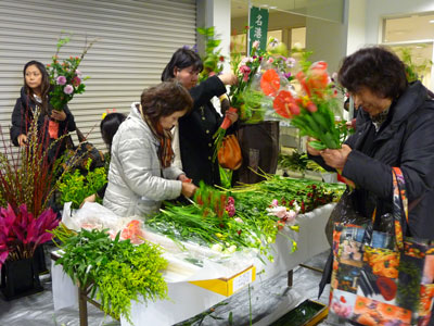 愛知名港花きの花市場開放日でにぎわう切花バイキング