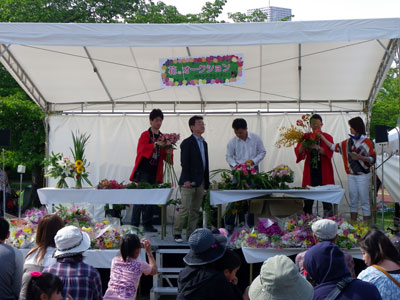 「こどもと花のフェスティバル」で活気あふれるデモとセリ