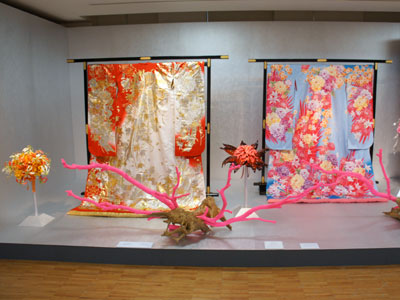 華道歴30周年を記念し「假屋崎省吾の世界展」。氏デザインの着物と作品のコラボ