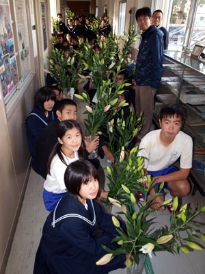 ユリの切花を手に緑化委員会の生徒たち